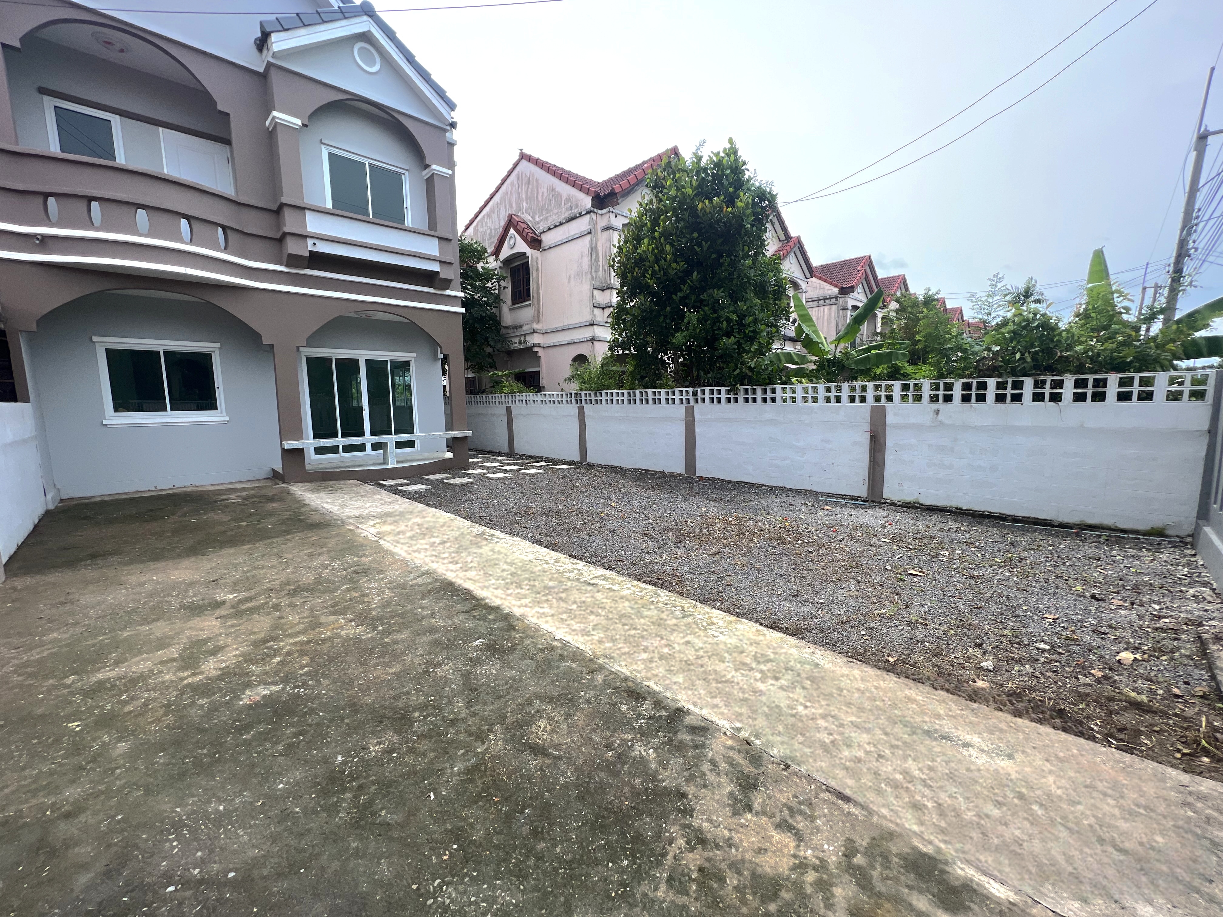บ้านแฝด โครงการบ้านสวนแสนสุข องครักษ์ : ปรับปรุงใหม่