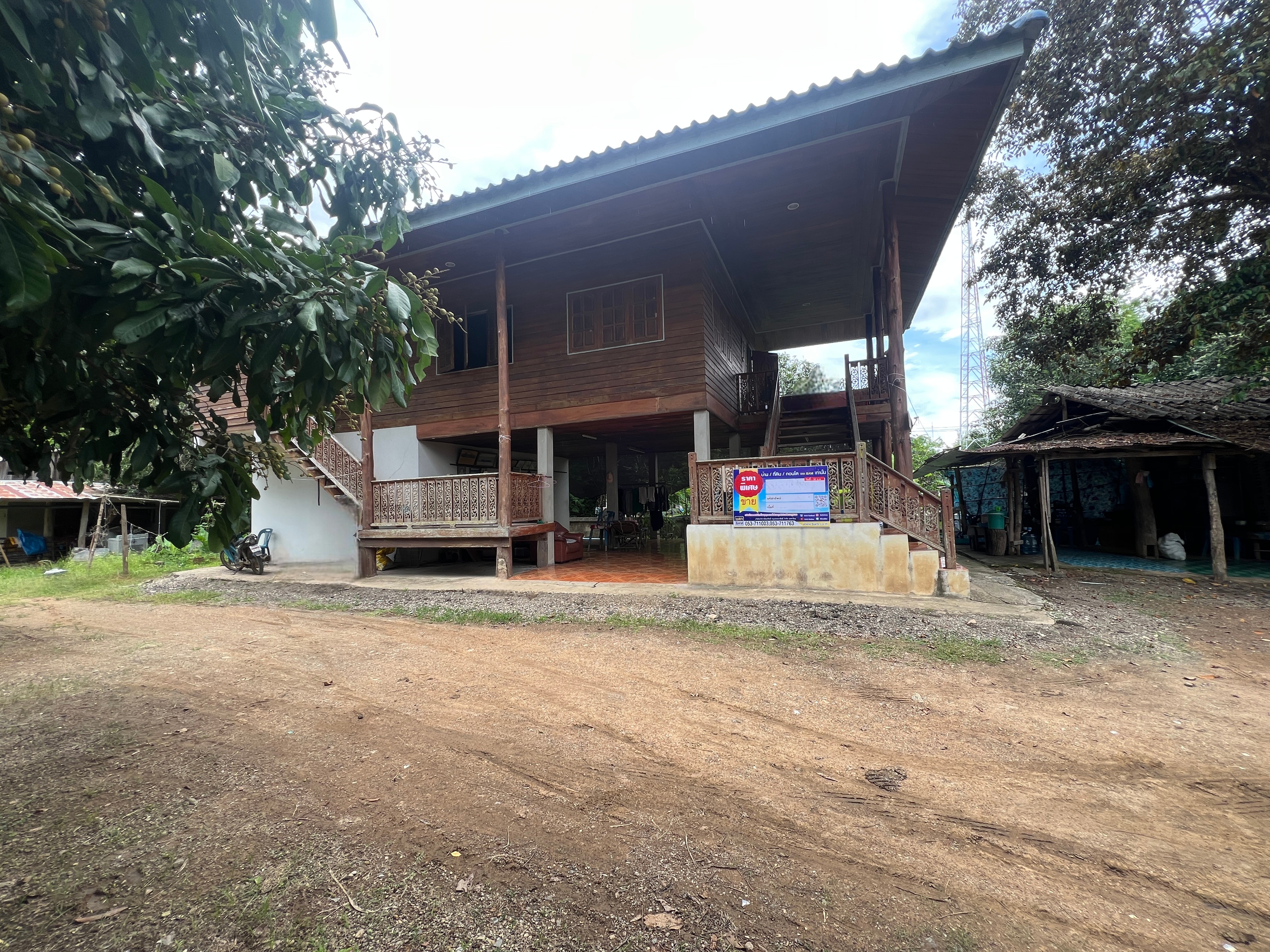 บ้านเดี่ยว 3 ห้องนอน 2 ห้องน้ำ 1 ห้องครัว 1 ห้องรับแขก 1 ห้องทำงาน 1 ห้องเก็บของ 1 ห้องเก็บของเล็กๆ ที่มีระเบียงและพื้นที่จอดรถ 1 คัน ในโครงการเดอะพาร์ค สุขุมวิท 38