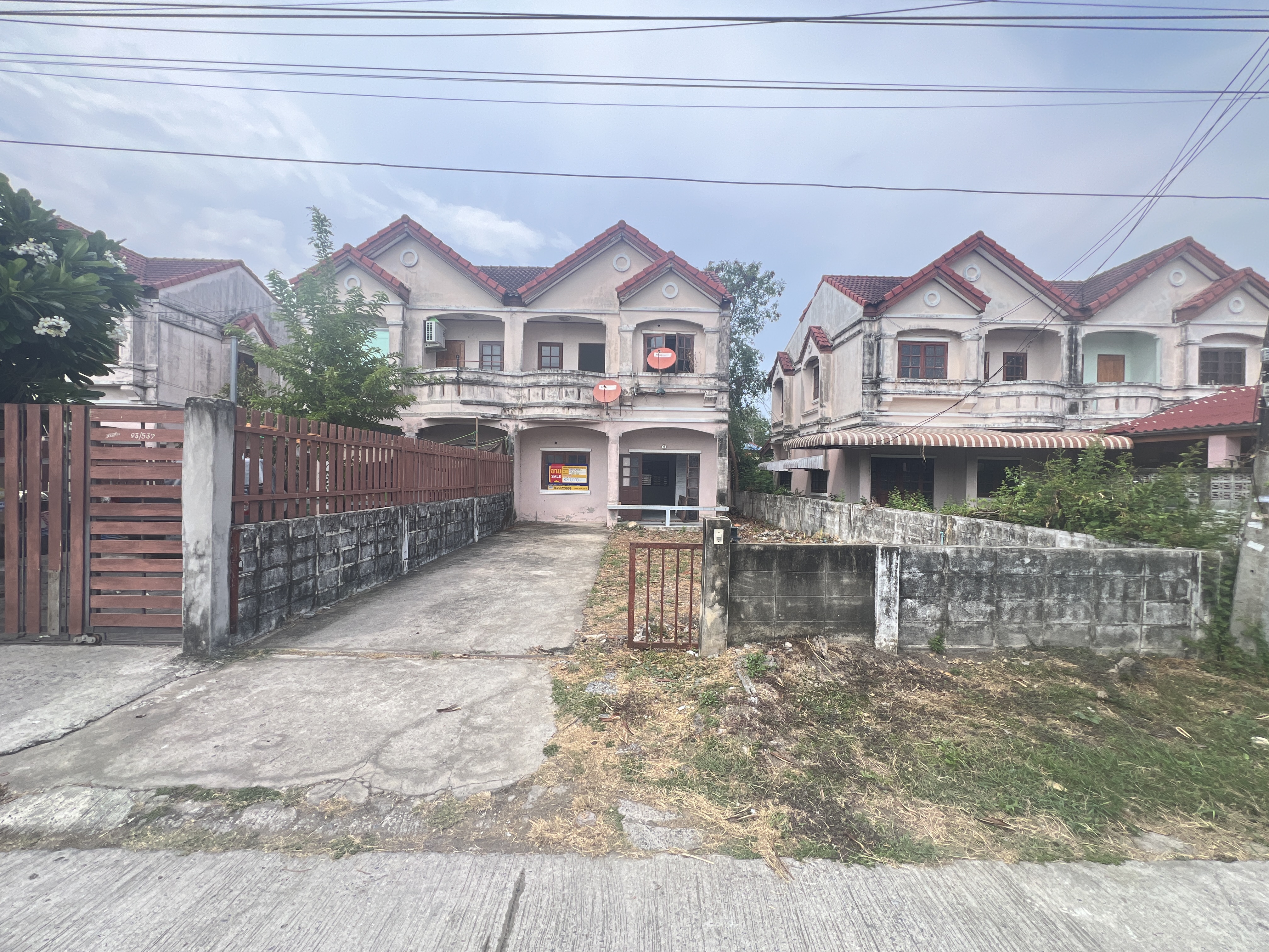 บ้านแฝด โครงการบ้านสวนแสนสุข องครักษ์