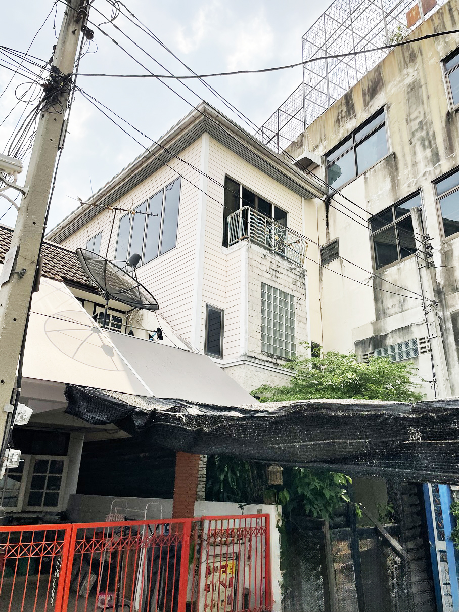 อาคารพาณิชย์ จรเข้บัว (คลองกุ่ม) บางกะปิ กรุงเทพมหานคร