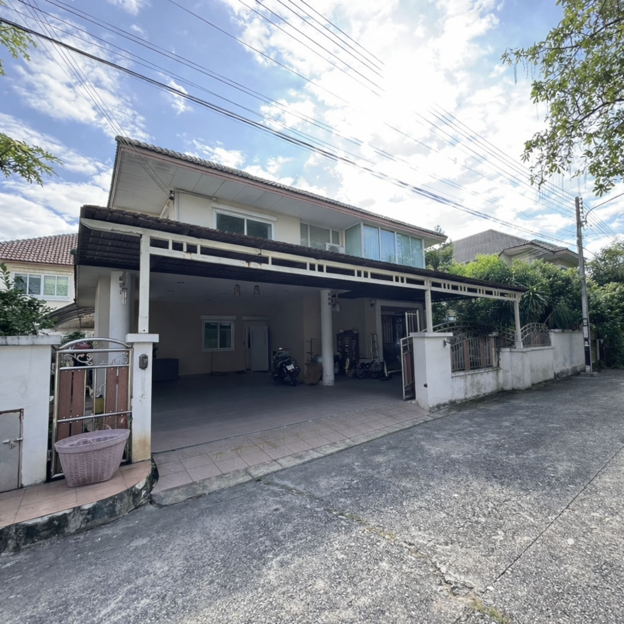 บ้านสองชั้นในย่านชานเมือง.png