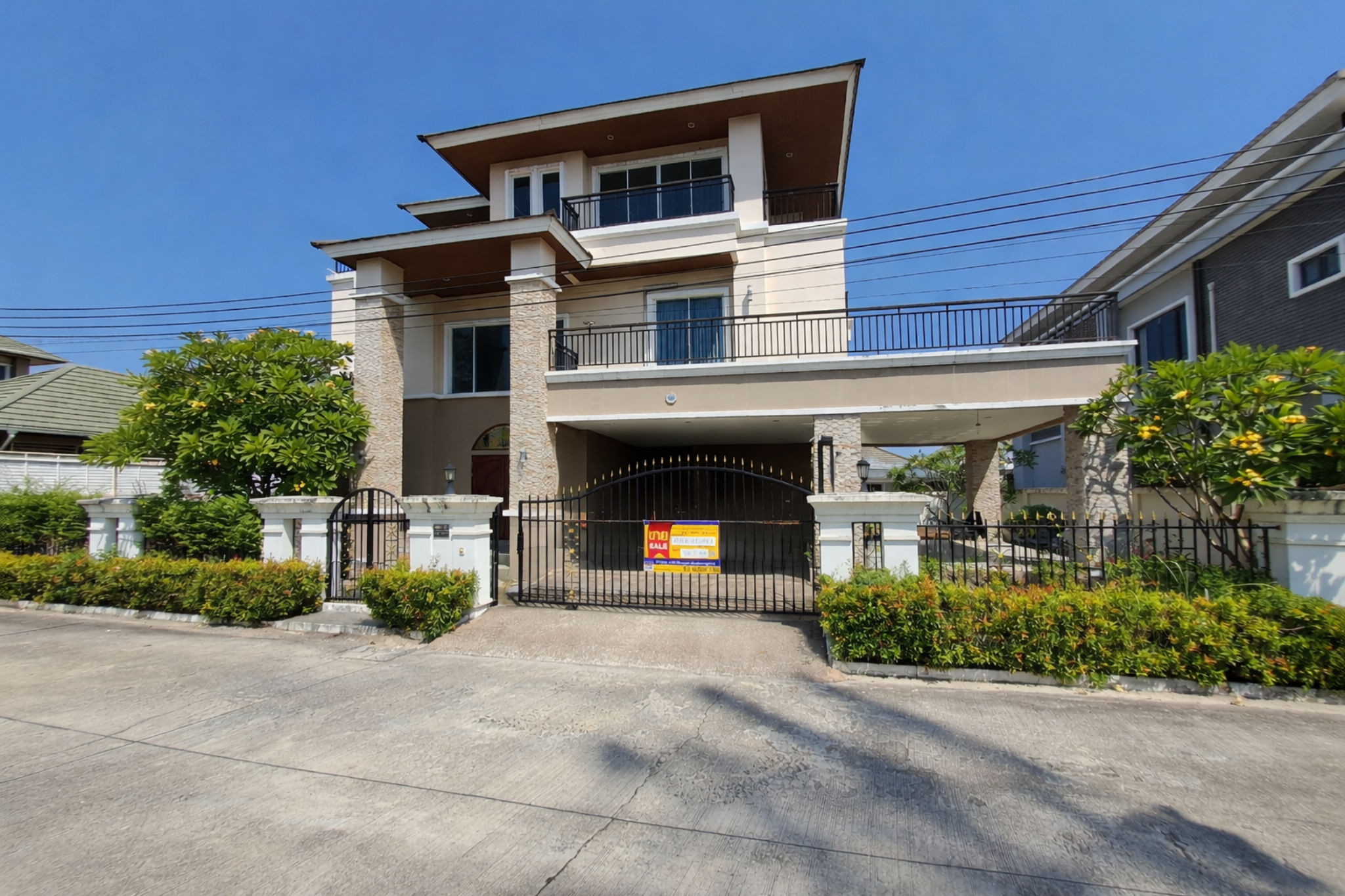 บ้านสามชั้นในย่านชานเมือง.png