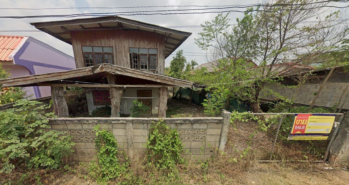 บ้านเดี่ยว 3 ห้องนอน 2 ห้องน้ำ 1 ห้องครัว 1 ห้องรับแขก 1 ห้องทำงาน 1 ห้องเก็บของ 1 ห้องเก็บของเล็กๆ ที่มีระเบียงและพื้นที่จอดรถ 1 คัน ในโครงการเดอะพาร์ค สุขุมวิท 38